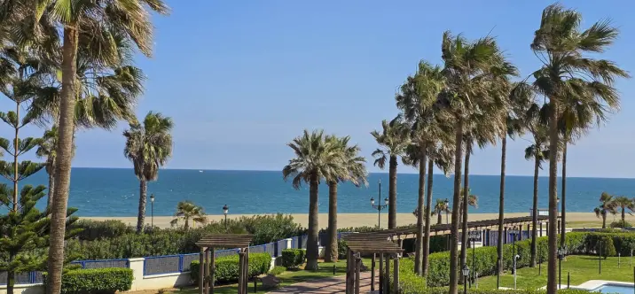 Sale of middle floor apartment in San Luis de Sabinillas 2