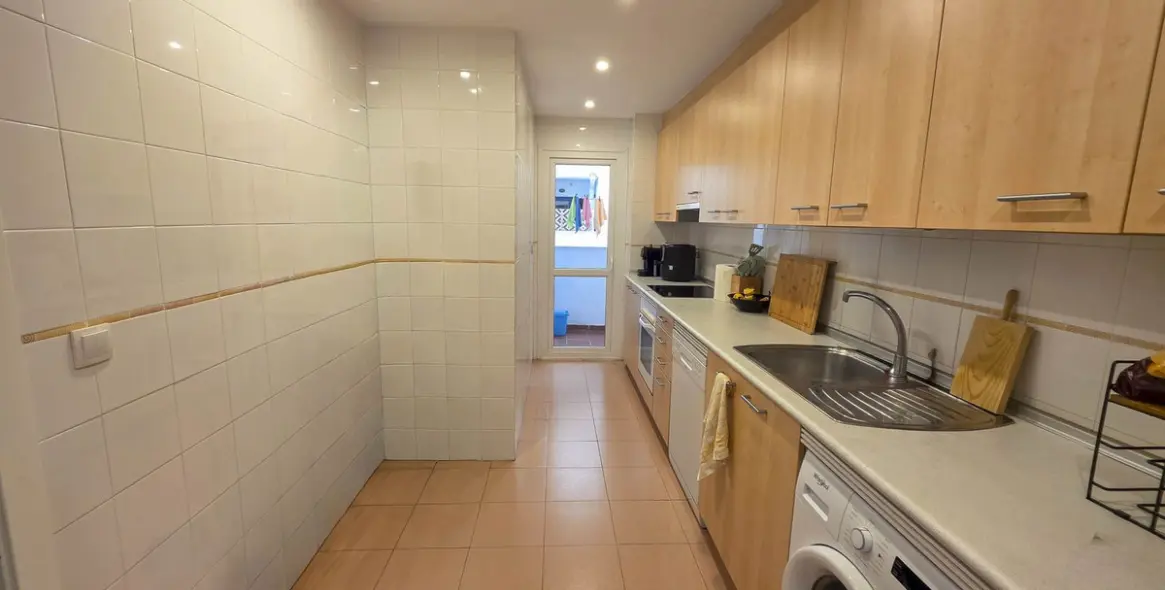 Продажа апартаментов на среднем этаже в San Luis de Sabinillas 23