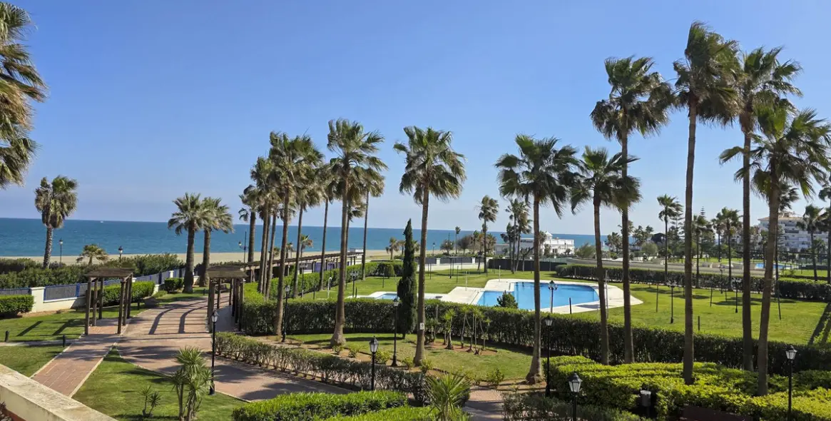 Продажа апартаментов на среднем этаже в San Luis de Sabinillas 28