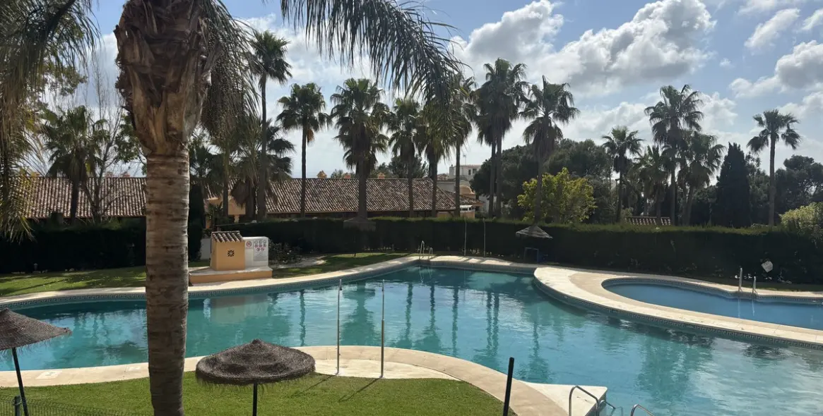 Venta de apartamento en planta media en Calahonda 2