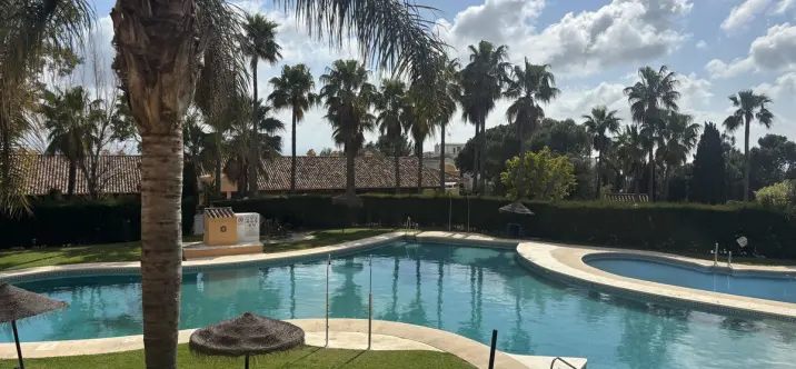 Sale of middle floor apartment in Calahonda 1