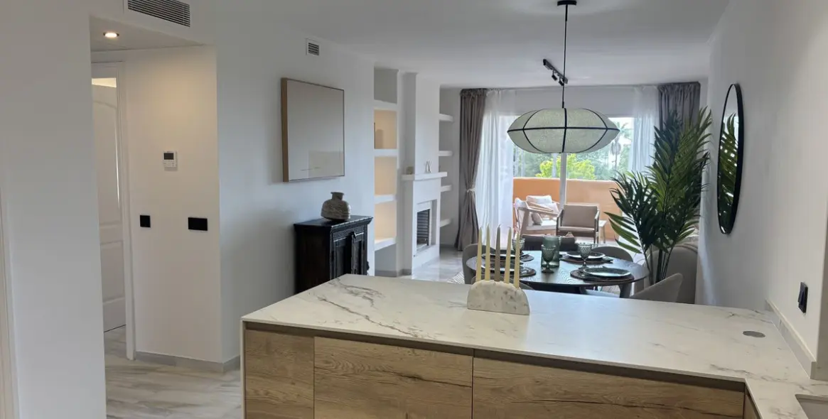 Venta de apartamento en planta media en Calahonda 8