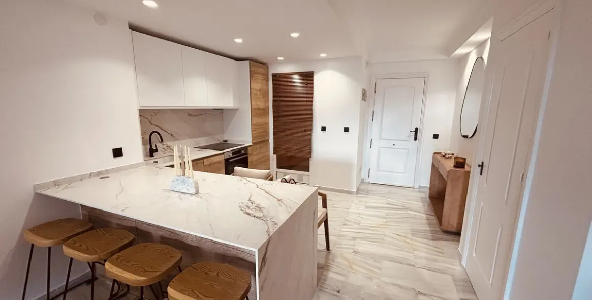 Venta de apartamento en planta media en Calahonda 10