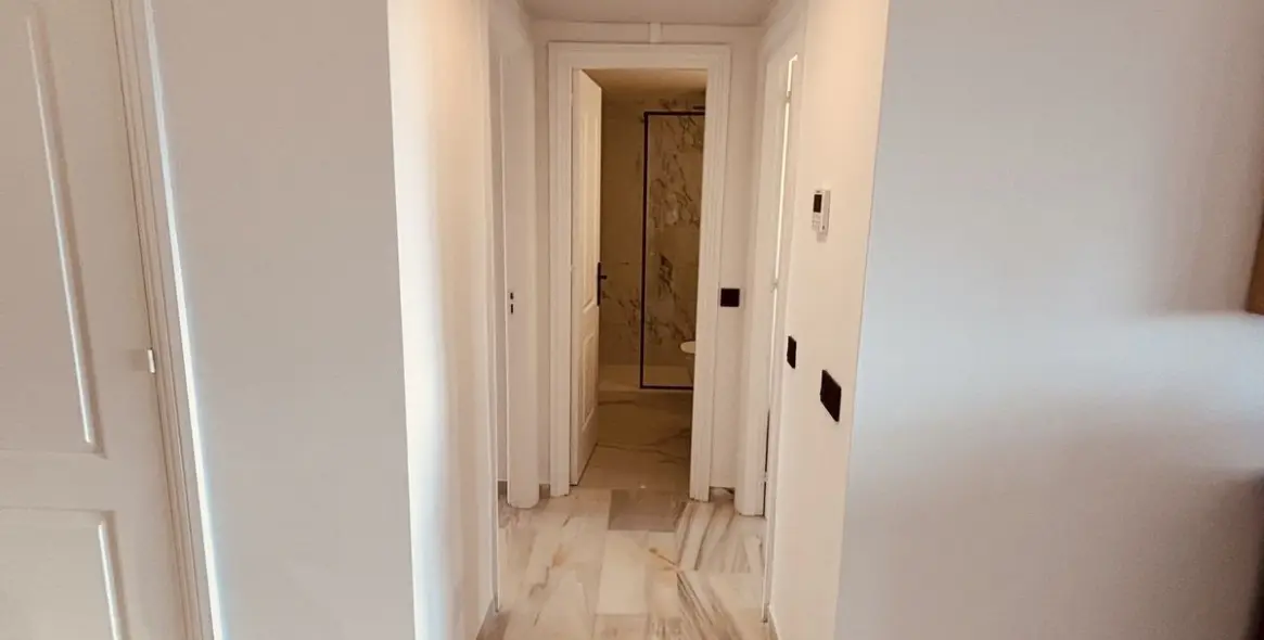 Venta de apartamento en planta media en Calahonda 13