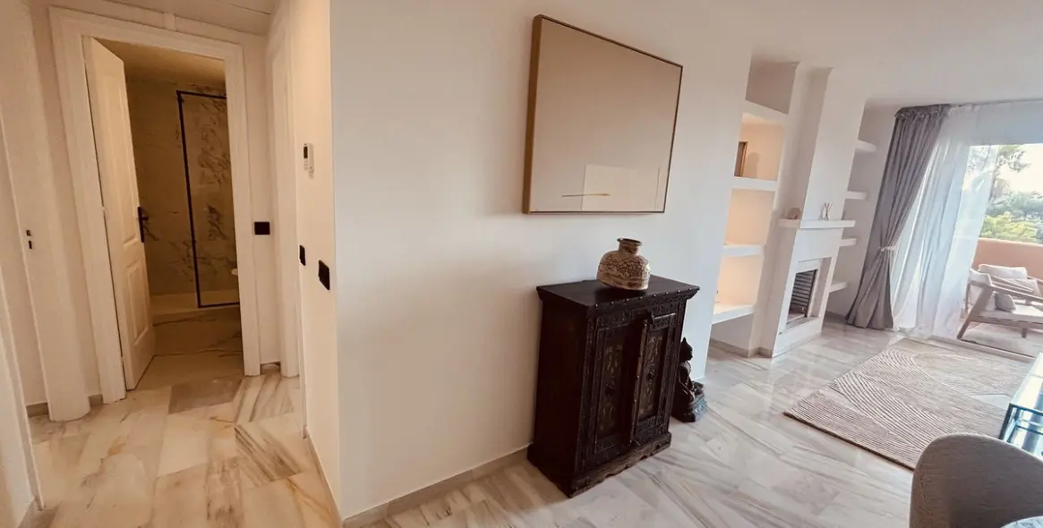 Venta de apartamento en planta media en Calahonda 14