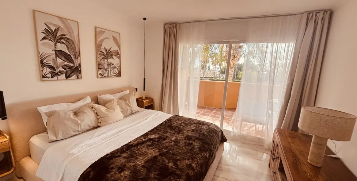 Venta de apartamento en planta media en Calahonda 17