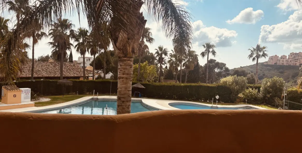 Venta de apartamento en planta media en Calahonda 22