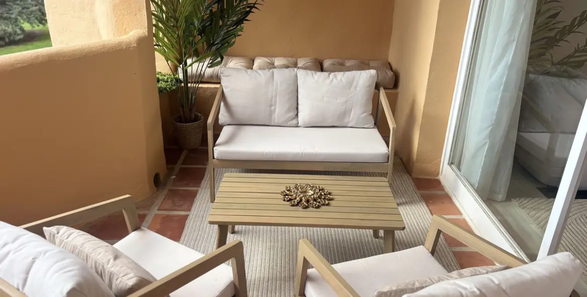 Sale of middle floor apartment in Calahonda 24