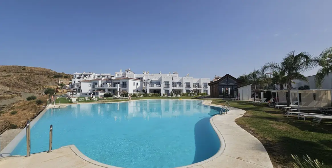 Sale of ground floor apartment in El Paraiso 17