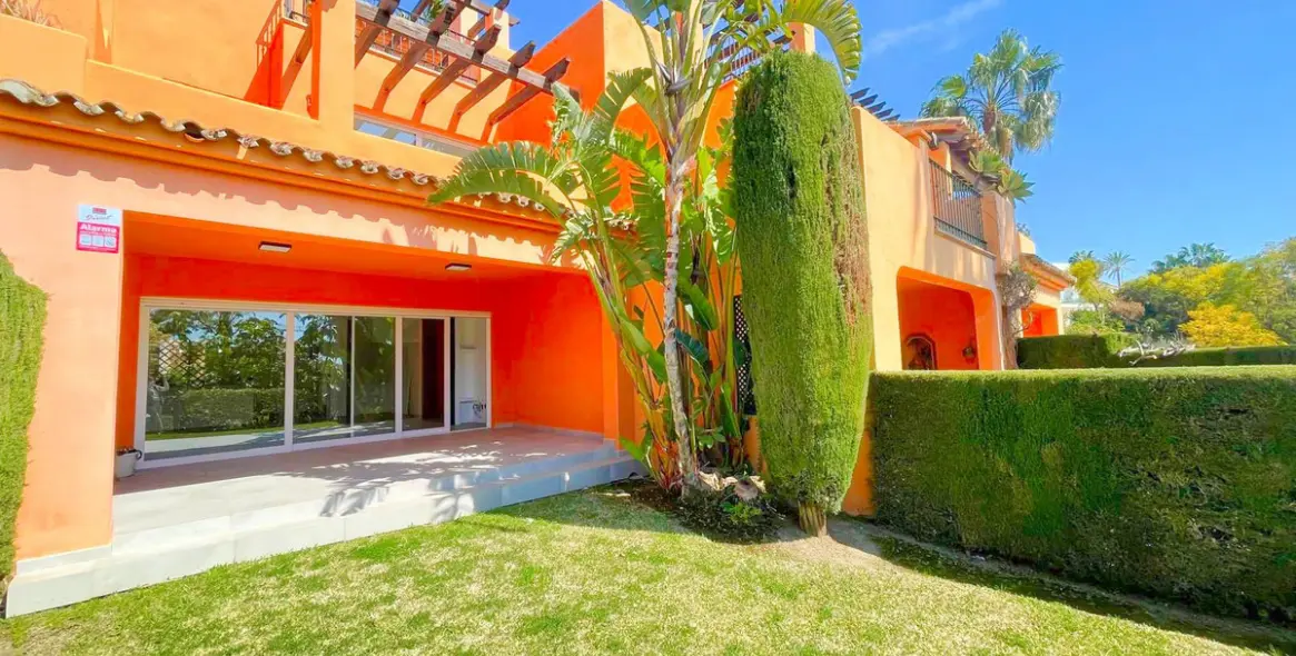Sale of townhouse in El Paraiso 1