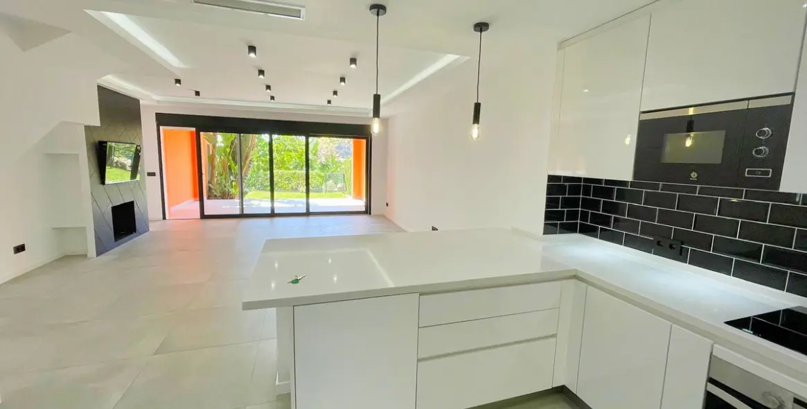 Sale of townhouse in El Paraiso 2