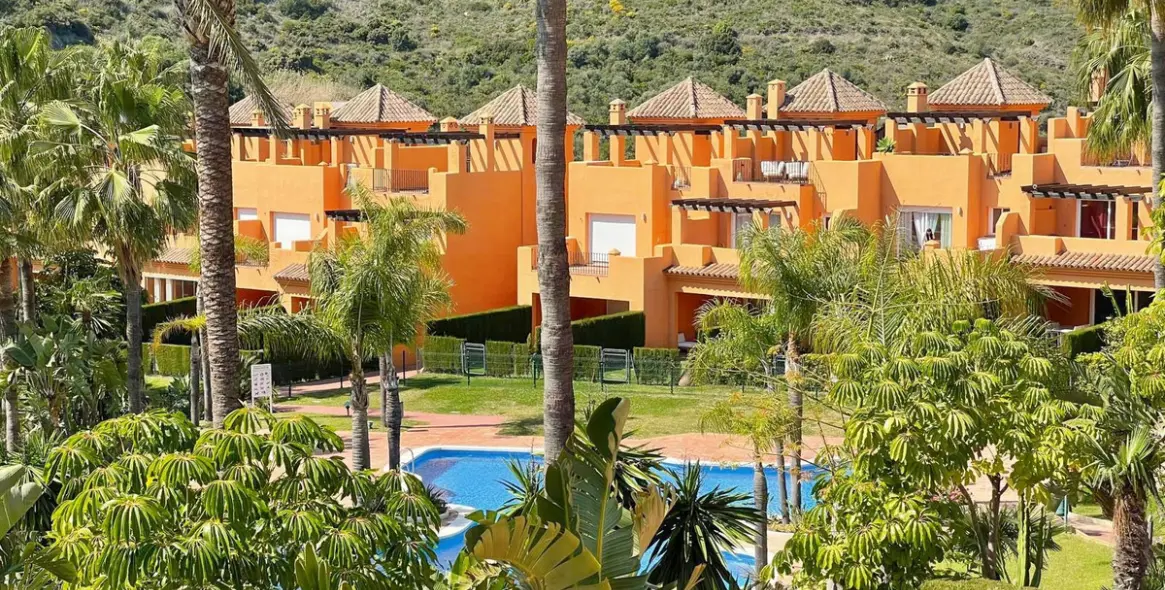 Sale of townhouse in El Paraiso 3