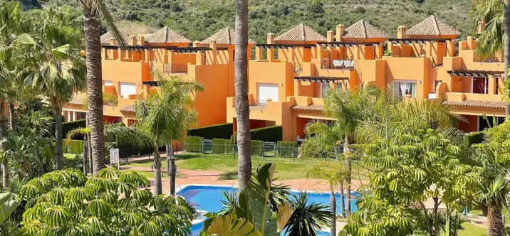 Sale of townhouse in El Paraiso 2