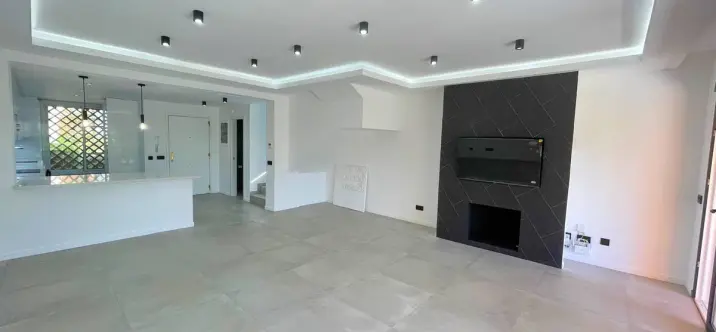 Sale of townhouse in El Paraiso 3