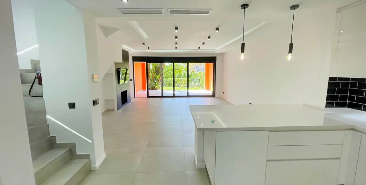 Sale of townhouse in El Paraiso 5