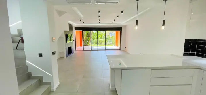 Sale of townhouse in El Paraiso 4