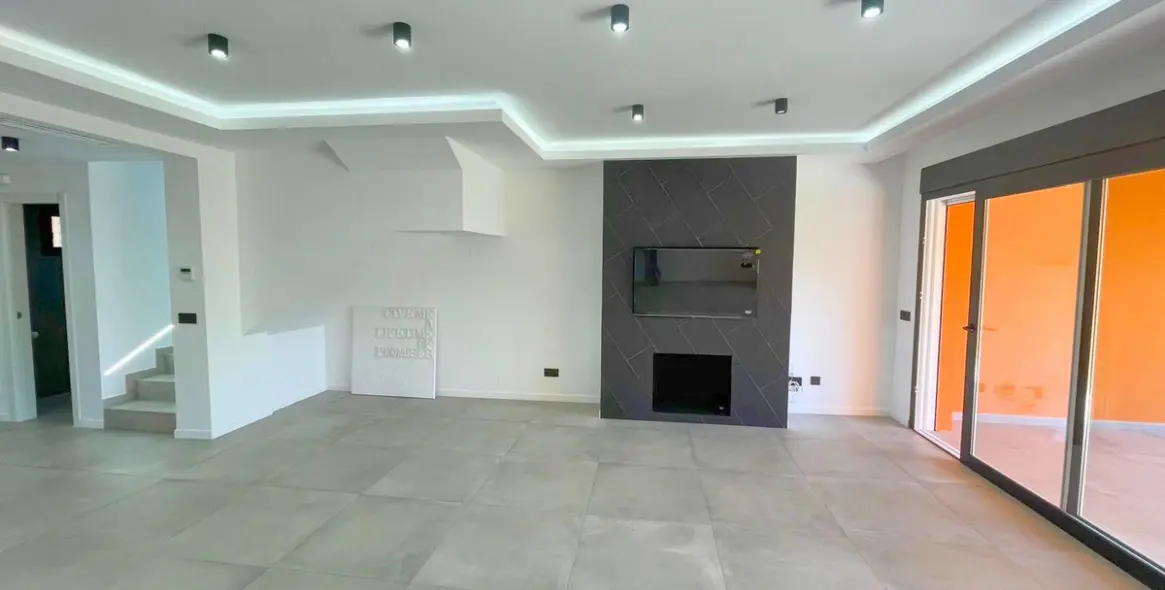 Sale of townhouse in El Paraiso 6