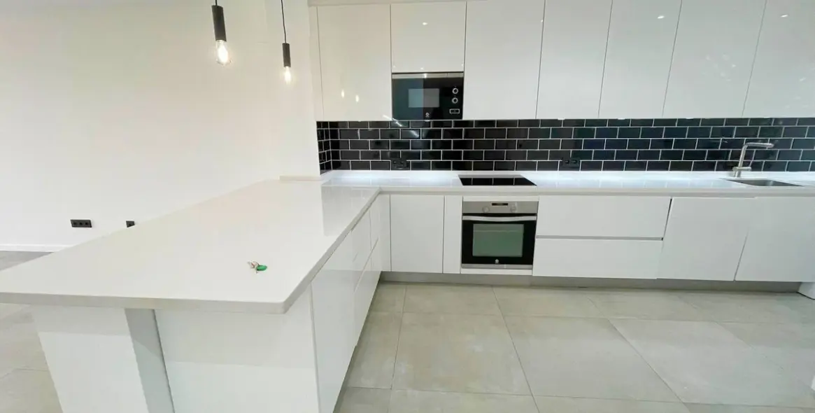 Sale of townhouse in El Paraiso 7