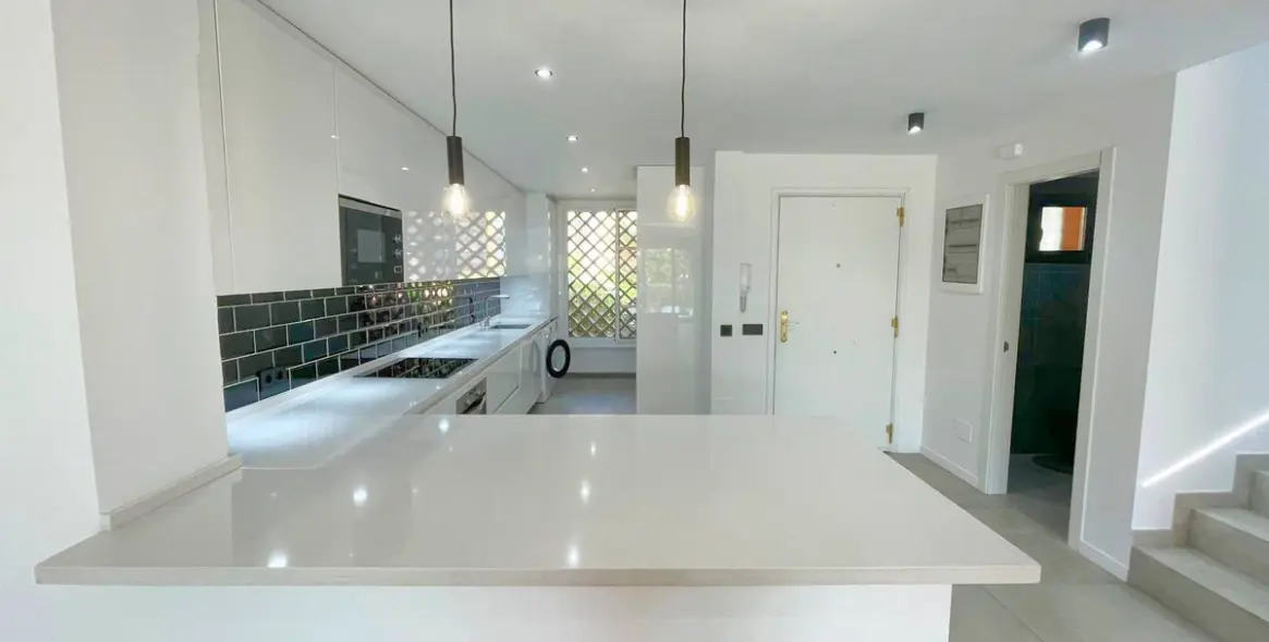 Sale of townhouse in El Paraiso 8