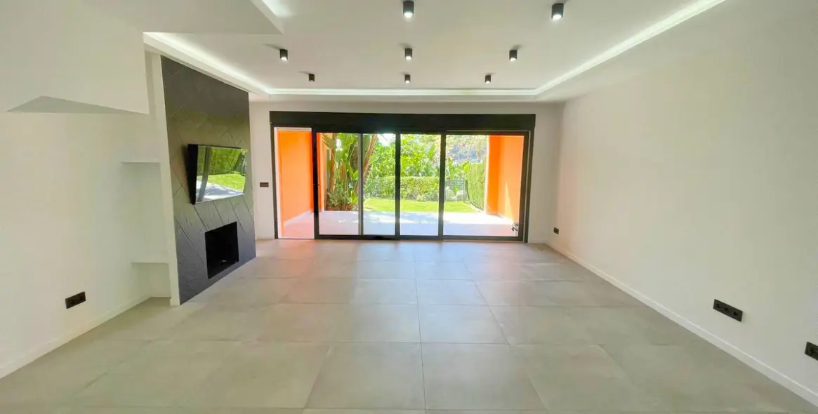 Sale of townhouse in El Paraiso 10