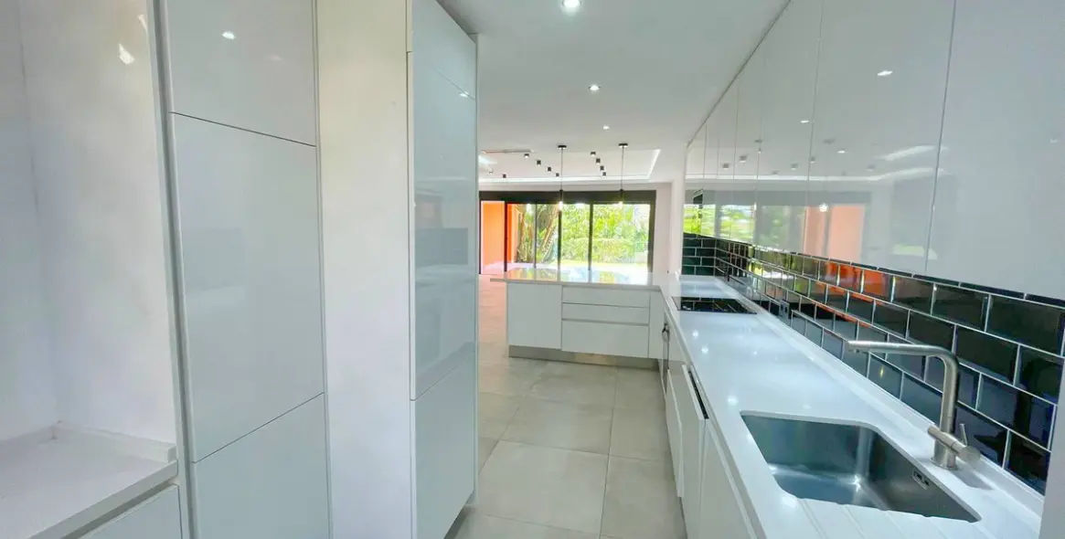 Sale of townhouse in El Paraiso 11