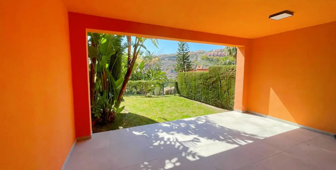 Sale of townhouse in El Paraiso 13