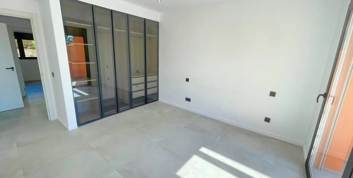 Sale of townhouse in El Paraiso 16