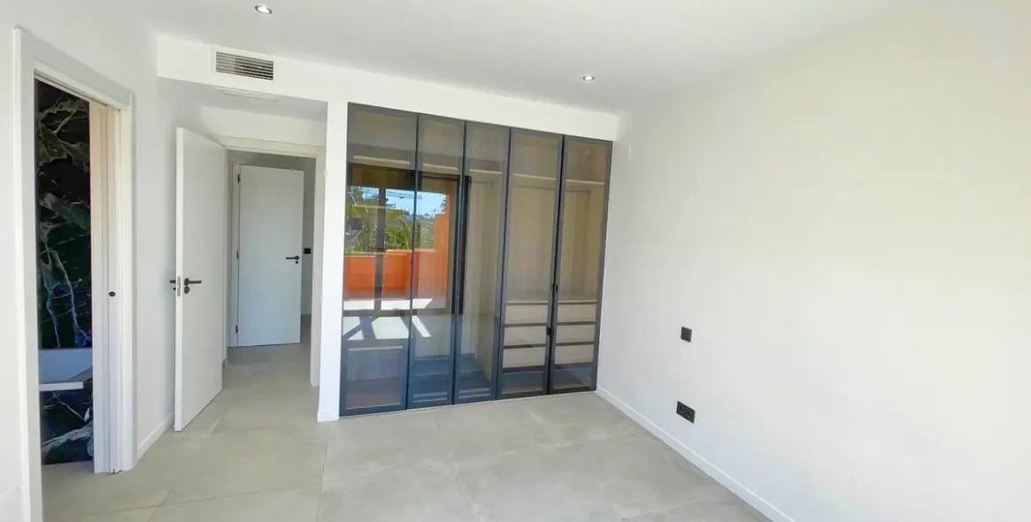 Sale of townhouse in El Paraiso 17