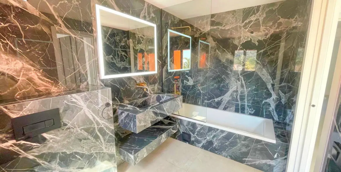 Sale of townhouse in El Paraiso 18