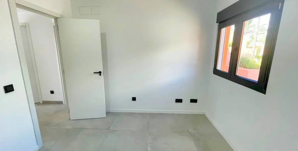 Sale of townhouse in El Paraiso 21