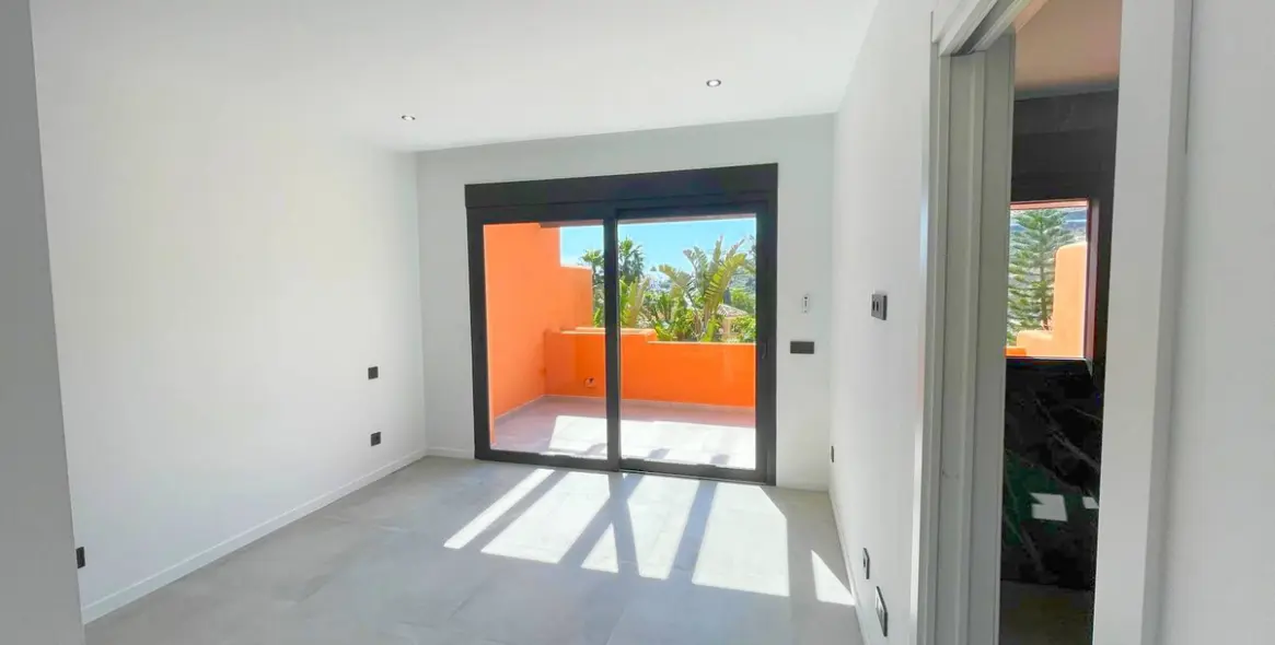 Sale of townhouse in El Paraiso 22