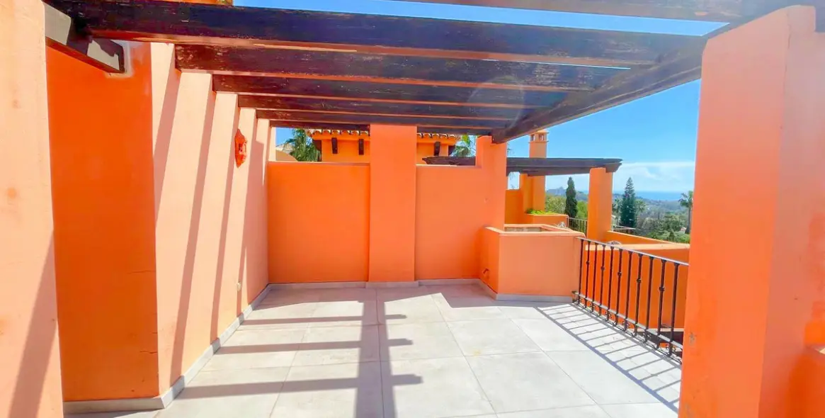 Sale of townhouse in El Paraiso 23