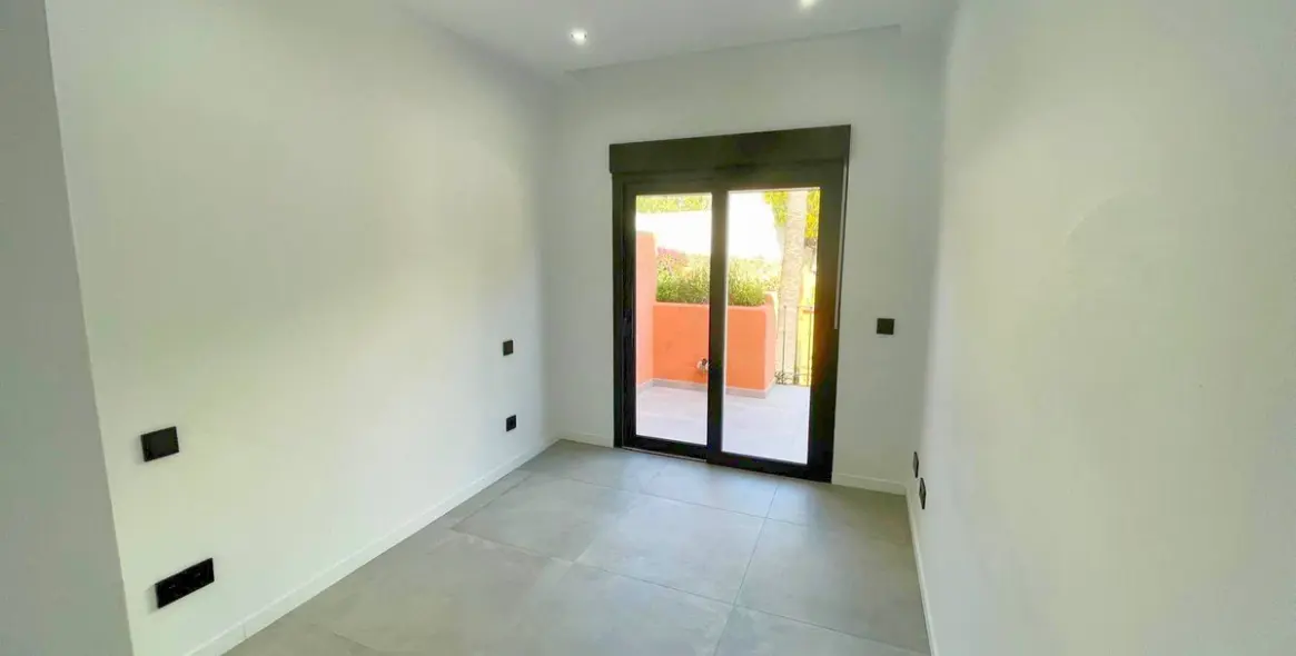 Sale of townhouse in El Paraiso 24