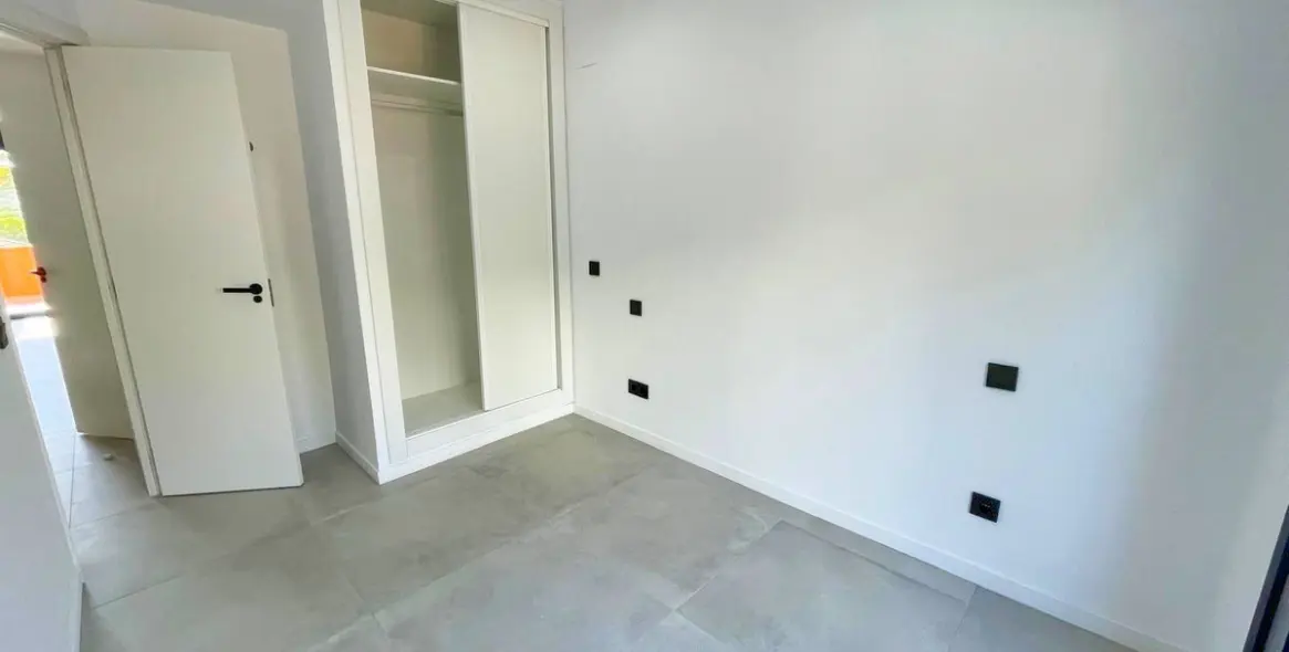 Sale of townhouse in El Paraiso 25