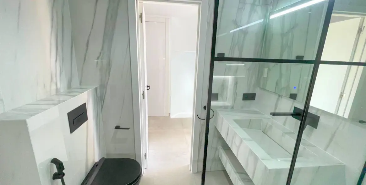 Sale of townhouse in El Paraiso 27