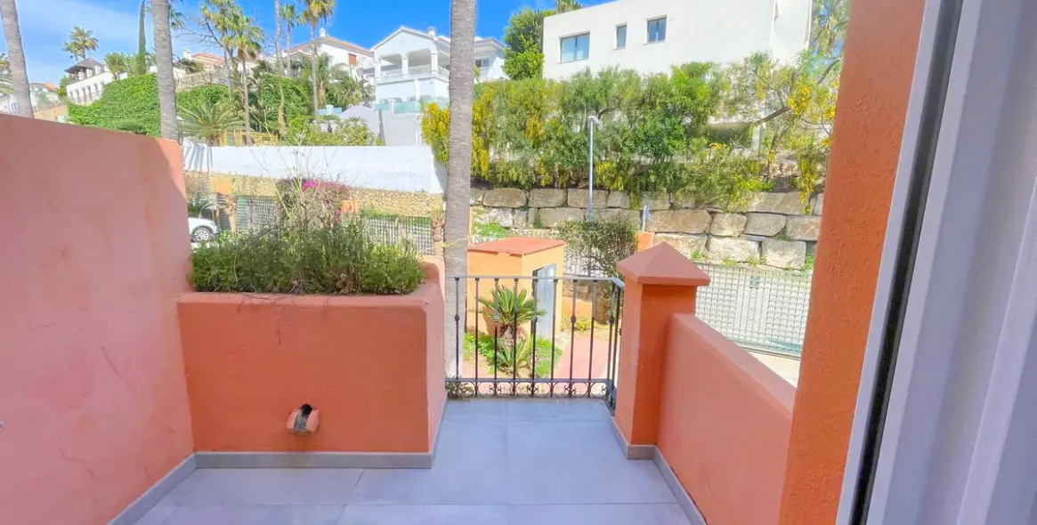 Sale of townhouse in El Paraiso 28