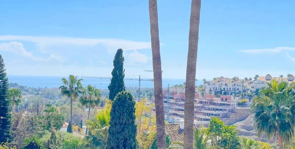 Sale of townhouse in El Paraiso 30