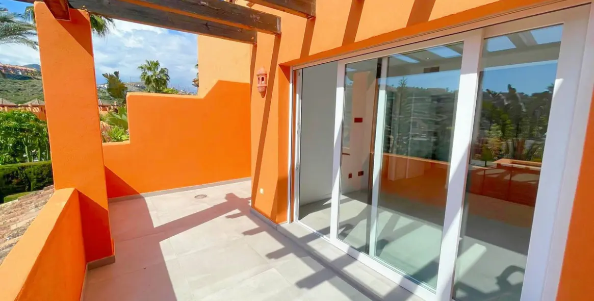 Sale of townhouse in El Paraiso 34