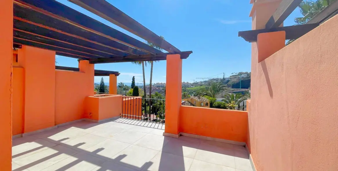 Sale of townhouse in El Paraiso 35