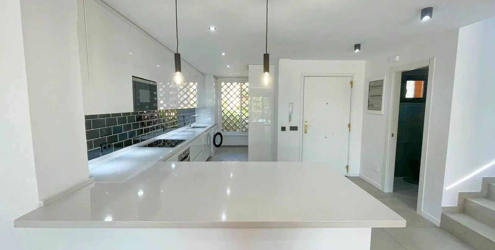 Sale of townhouse in El Paraiso 8