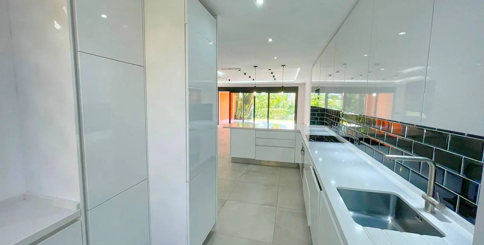 Sale of townhouse in El Paraiso 11