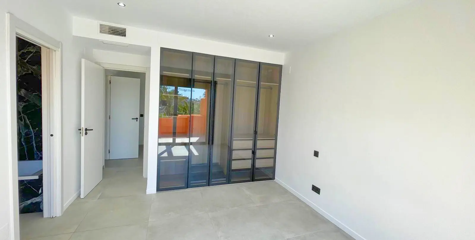 Sale of townhouse in El Paraiso 17