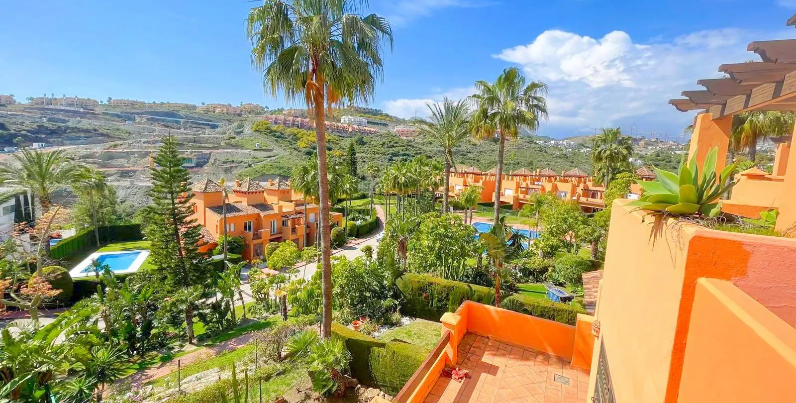 Sale of townhouse in El Paraiso 33