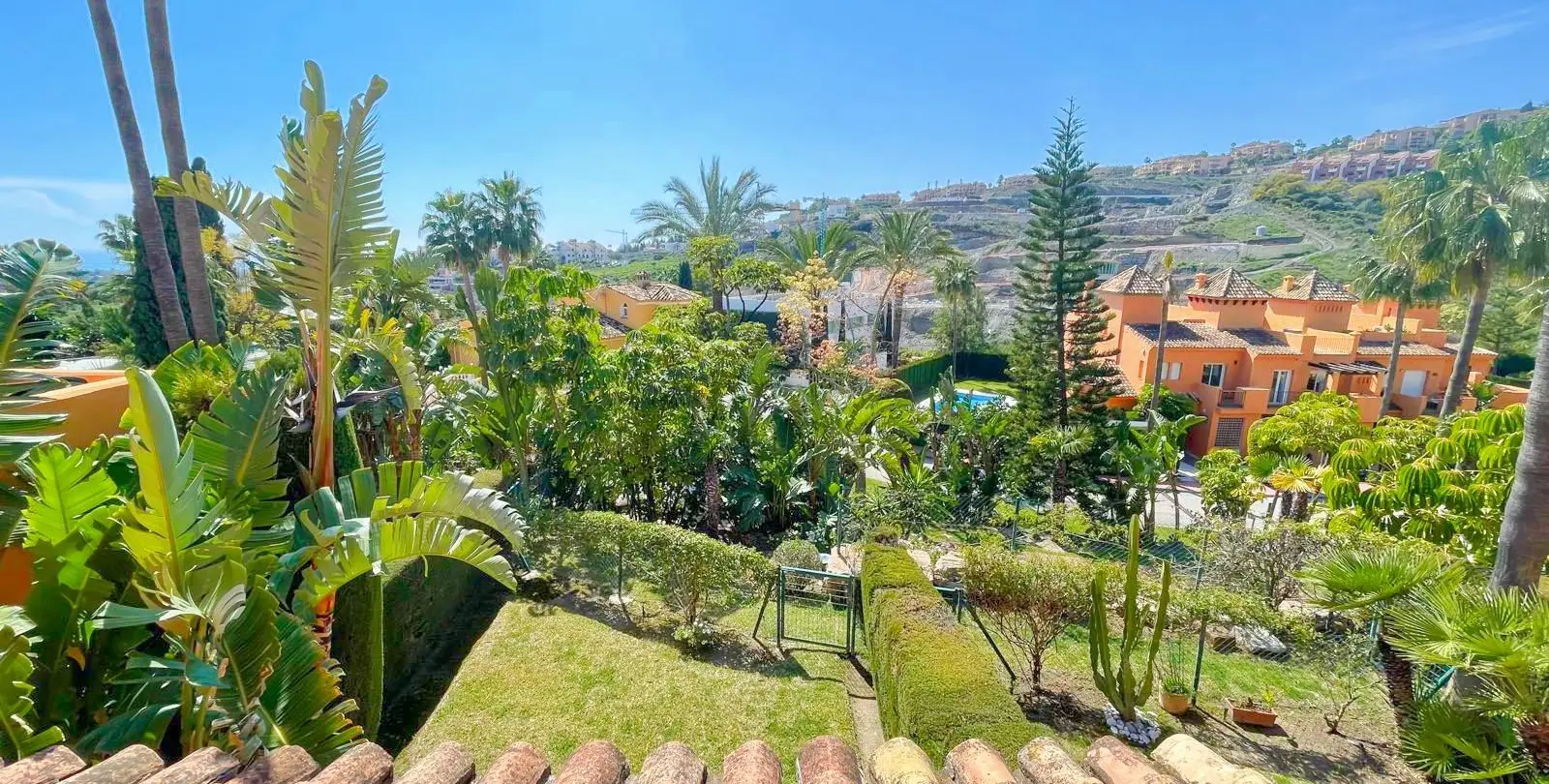 Sale of townhouse in El Paraiso 34