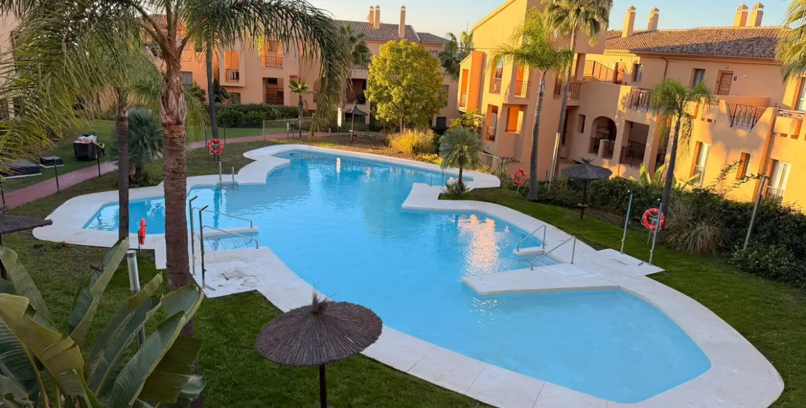 Sale of ground floor apartment in El Paraiso 22