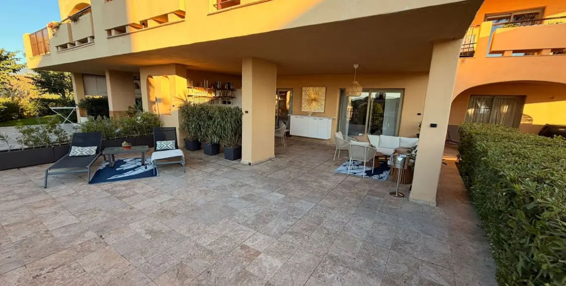 Sale of ground floor apartment in El Paraiso 23