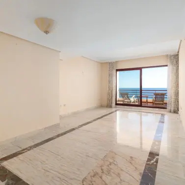 Venta de apartamento en planta media en Torrequebrada