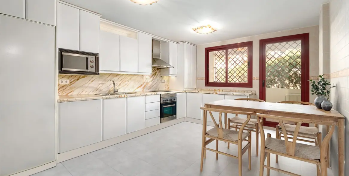 Sale of middle floor apartment in Torrequebrada 7