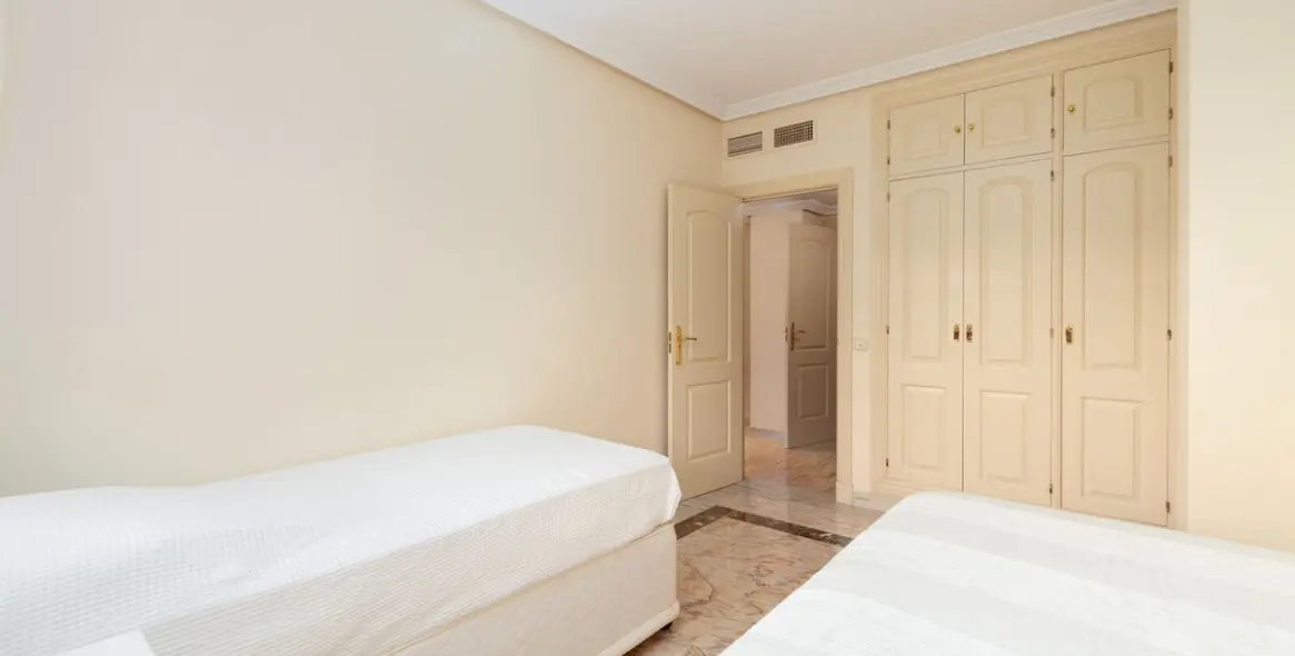Sale of middle floor apartment in Torrequebrada 13