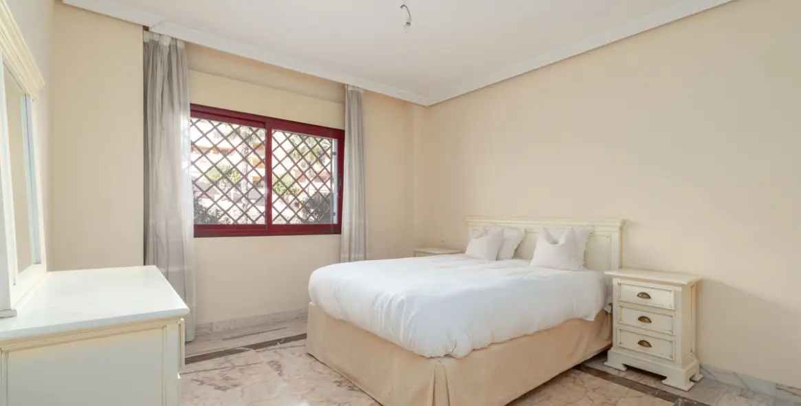 Sale of middle floor apartment in Torrequebrada 15